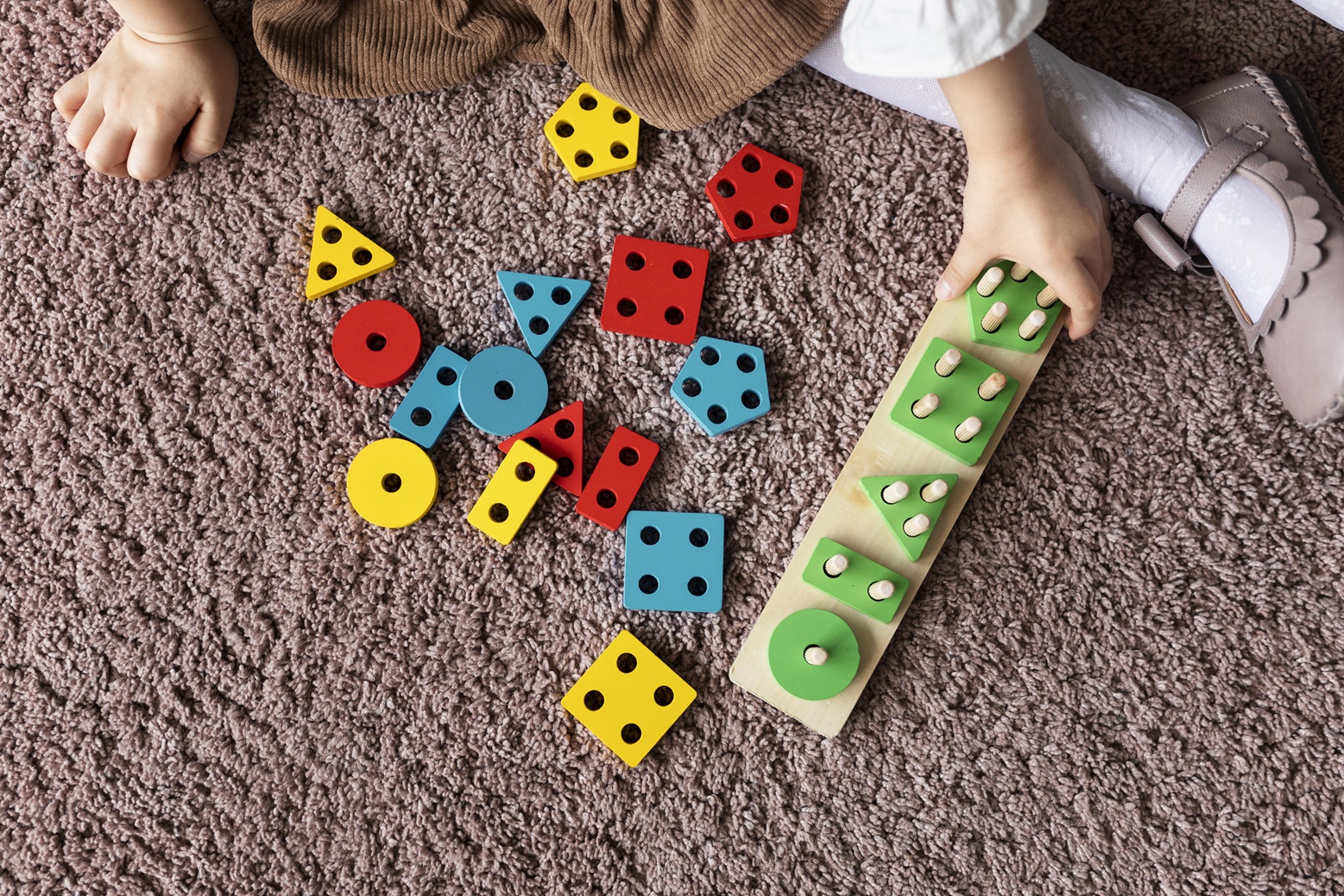 Zabawki Montessori na zimowe wieczory – jak rozwijać zmysły dziecka bez wychodzenia z domu