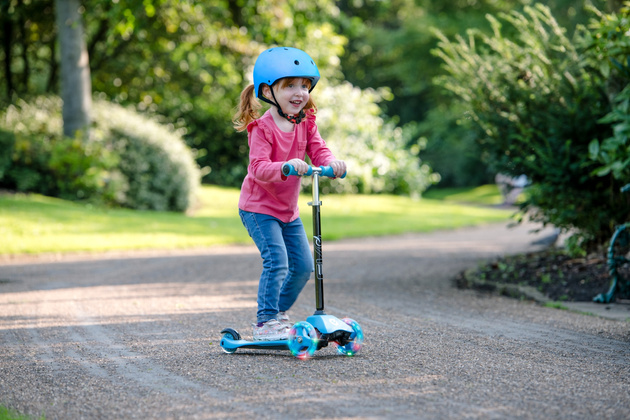 EVO Regulowana Trójkołowa Hulajnoga dla Dzieci Light Up Mini Cruiser Błękitny Świecące kółka