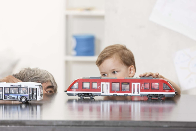 Czerwony Pociąg miejski z otwieranymi drzwiami realistyczny Tramwaj Regio 3+