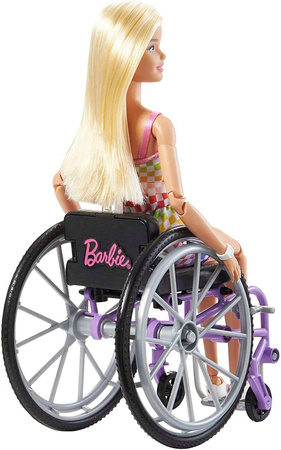 Barbie lalka blondynka na wózku inwalidzkim + rampa