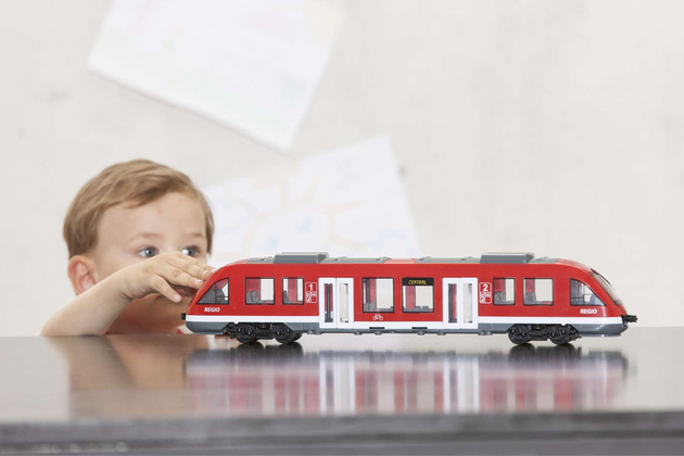 Czerwony Pociąg miejski z otwieranymi drzwiami realistyczny Tramwaj Regio 3+