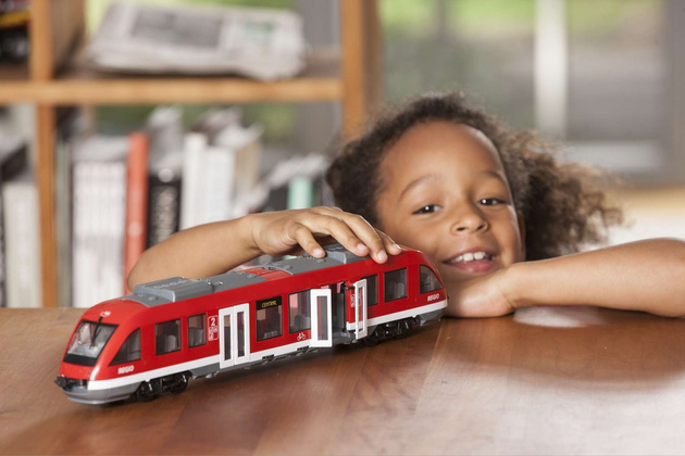 Czerwony Pociąg miejski z otwieranymi drzwiami realistyczny Tramwaj Regio 3+