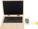 Drewniany laptop z tablicą magnetyczną i kredą