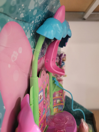 OUTLET Koci Domek Gabi Zestaw domek na drzewie z huśtawką laleczka i figurka Wróżkicia WADLIWY