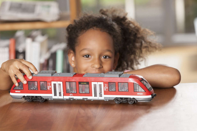 Czerwony Pociąg miejski z otwieranymi drzwiami realistyczny Tramwaj Regio 3+