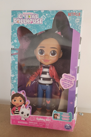 OUTLET Koci Domek Gabi Duża lalka Gabby z opaską z kocimi uszami 20 cm Gabby's Dollhouse USZKODZONE OPAKOWANIE