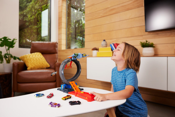 Hot Wheels City Pętla Nietoperza zakręcony tor samochodowy Bat Loop Attack + pojazd