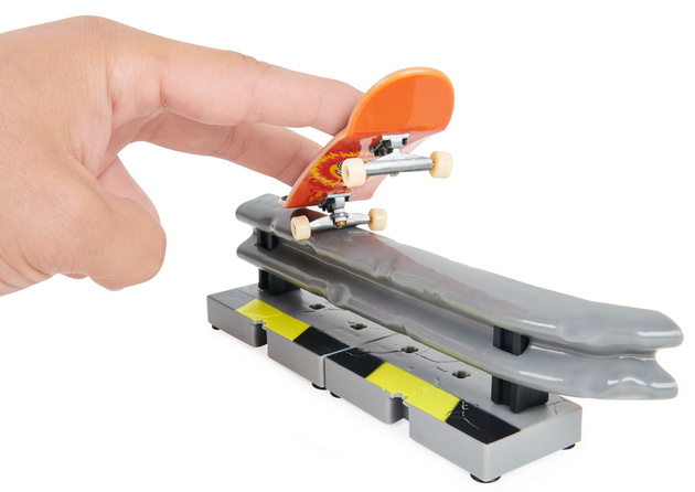 Tech Deck VS Series Krooked i Flip zestaw z 4 deskorolkami i przeszkodami