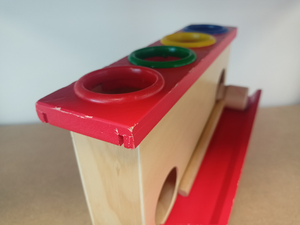 Small Foot 6433 Przebijanka z torem dla kulek WADLIWY