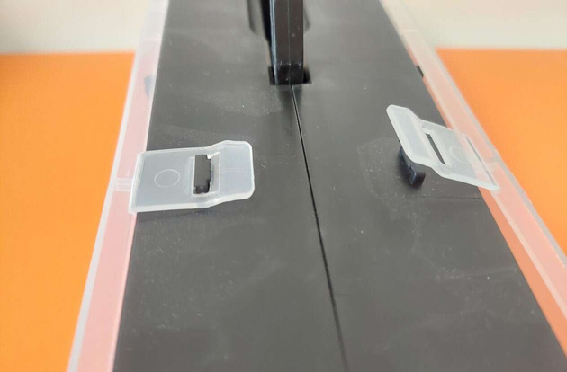 OUTLET Hot Wheels pojemna Ciężarówka Transporter + 2 kolorowe autka samochodziki wyścigowe i akcesoria drogowe USZKODZONE OPAKOWANIE