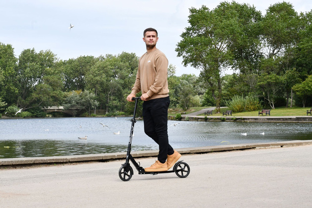 Evo Dwukołowa Hulajnoga Miejska Flexi Max 200 Czarna ze Stopką i Paskiem 8+