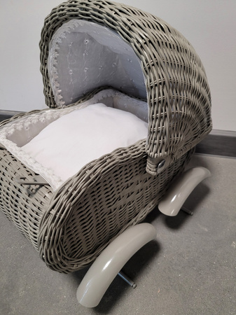 OUTLET Wiklinowy Wózek dla lalek Wickerwork cichy szary odgrywanie ról Small Foot WADLIWY