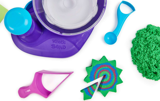 Zestaw Plastyczny Kinetic Sand Kolorowy Piasek kinetyczny 907 g Swirl n' Surprise maszynka do miesznia + akcesoria