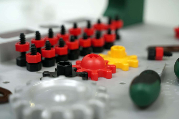 Duży warsztat Bosch dla dzieci młotek piła imadło 77 elementów stół warsztatowy 3+ Klein