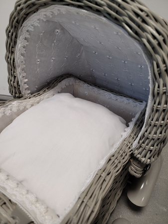 OUTLET Wiklinowy Wózek dla lalek Wickerwork cichy szary odgrywanie ról Small Foot WADLIWY