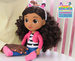 Koci Domek Gabi Duża lalka Gabby z opaską z kocimi uszami 32 cm Gabby's Dollhouse