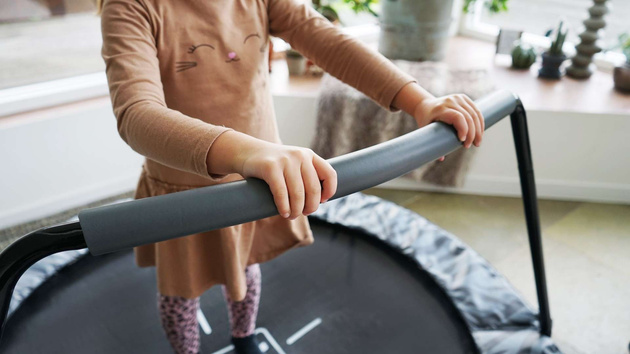 Trampolina dla dzieci Tiggy Junior z poręczą 140 cm czarna/zielona