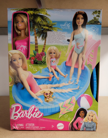 OUTLET Zestaw Barbie Impreza przy basenie lalka + akcesoria USZKODZONE OPAKOWANIE