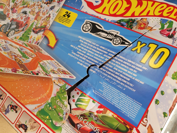 OUTLET Hot Wheels Kalendarz Adwentowy 24 elementów USZKODZONE OPAKOWANIE