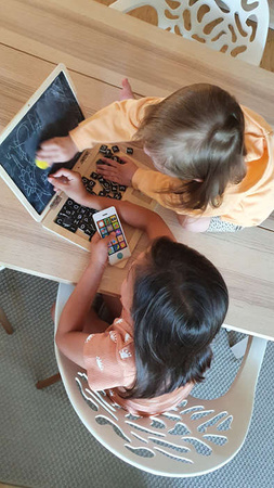 Drewniany laptop z tablicą magnetyczną i kredą