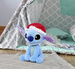 Disney Lilo&Stitch Maskotka Stich z czapką Mikołaja pluszak 27 cm