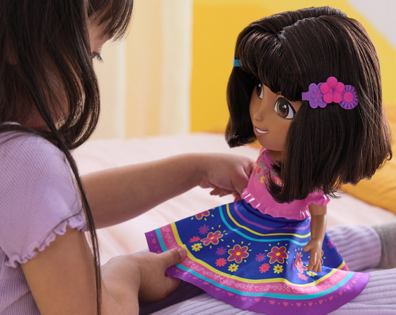 Dora Poznaje Świat Lalka Interaktywna Dora 30 cm 10+ dźwięków Dance with Me