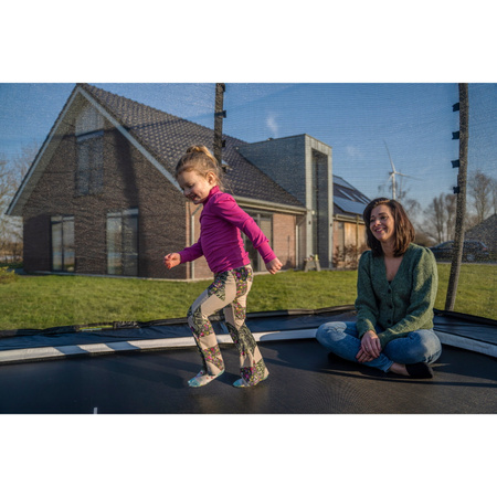 Trampolina ogrodowa z siatką zabezpieczającą na nóżkach Allure Premium 244x427 cm czarna