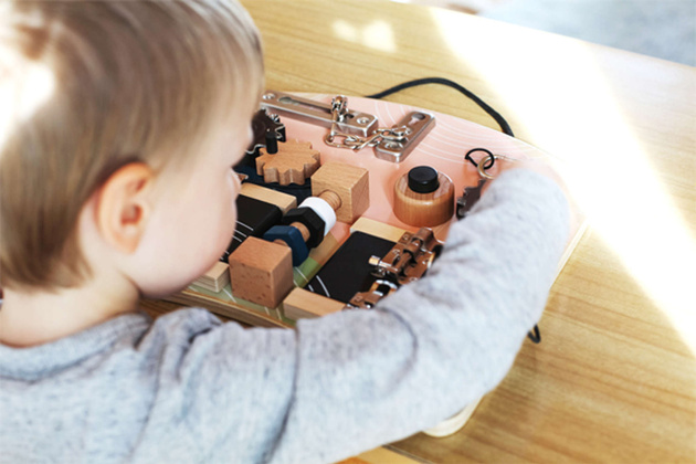 Small Foot Tablica aktywizująca Zamki i Pokrętła