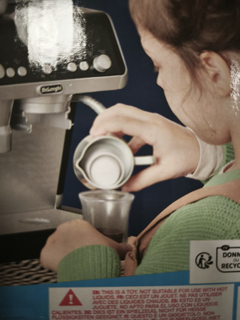 OUTLET Ekspres do kawy DeLonghi dla małego baristy ze spieniaczem do mleka Casdon NIEPEŁNY KOMPLET