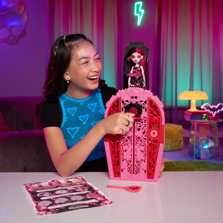 Monster High Zestaw Lalka Draculaura 28 cm + akcesoria niespodzianki Straszyceum