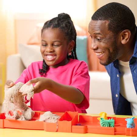 Piasek Kinetyczny plastyczny Kinetic Sand zestaw Walizka Sandy Farm + akcesoria