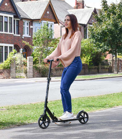 Evo Dwukołowa Hulajnoga Miejska Flexi Max 200 Czarna ze Stopką i Paskiem 8+