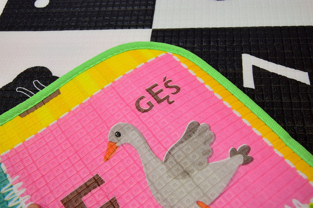 Humbi Piankowa dwustronna mata edukacyjna Szachownica 3w1 Polski Alfabet Cyfry Obrazki Kontrastowe czarno-biała 180 x 200 x 0,5 cm