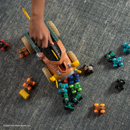 Monster Jam Mini Jams Megalodon Mad Hog Chomper zestaw z dużym i małym autkiem 1:87