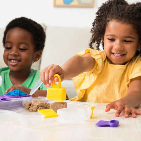 Piasek Kinetyczny Zestaw Foremki 5 Kolorów W Walizce Kinetic Sand 907g