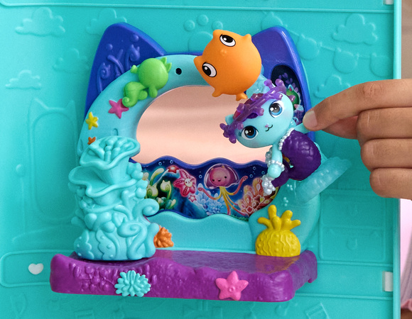 Koci Domek Gabi Film Zestaw Balkon z Aquarium Figurka Syrenkotka + Akcesoria Gabby's Dollhouse the Movie