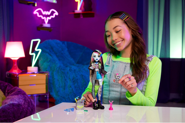 Monster High Zestaw z lalką Frankie Stein pieskiem i akcesoriami