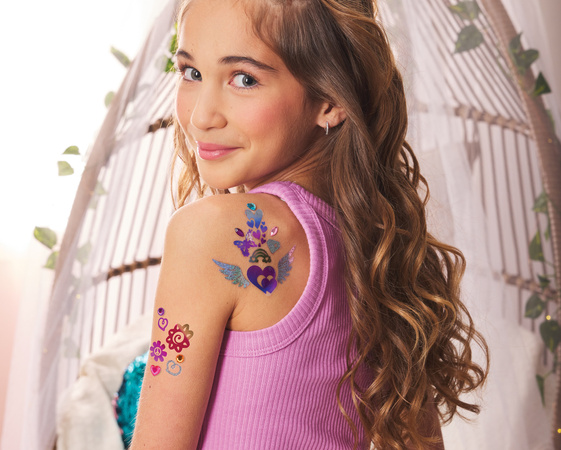 Zestaw tatuaże dla dzieci Cool Maker Shimmer Me Tattoos 135 wzorów