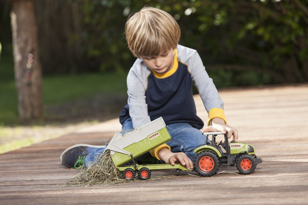 Duży traktor Claas Ares z ruchomą przyczepą 55 cm