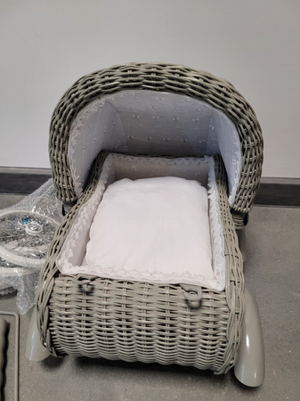 OUTLET Wiklinowy Wózek dla lalek Wickerwork cichy szary odgrywanie ról Small Foot WADLIWY