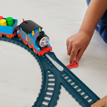 Zestaw Tomek i Przyjaciele Błotna Przygoda Tomka lokomotywa z napędem + tory