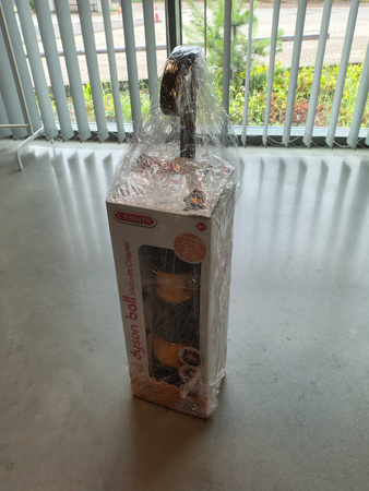 OUTLET Odkurzacz Bezprzewodowy Dyson Ball pionowy dla dzieci zabawkowy z funkcją ssania Casdon PRODUKT WADLIWY