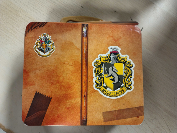 OUTLET Harry Potter Hufflepuff Top Trumps karty metalowa walizka Winning Moves PRODUKT WYBRAKOWANY