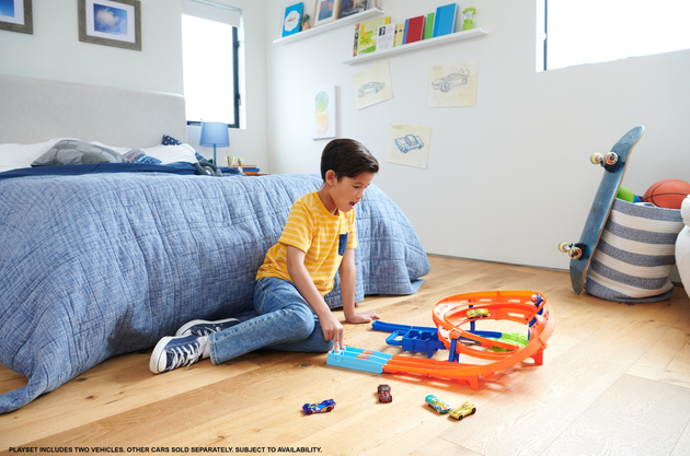 Hot Wheels Stunt Tracks Whip Around Raceway tor samochodowy + 2 pojazdy