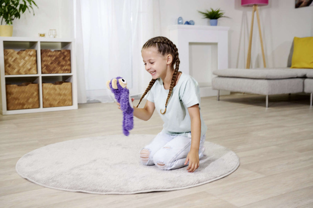 ScreamerZ Interaktywna Maskotka Rozbawiacz fioletowa Małpka z Dźwiękiem