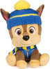 Psi Patrol Chase maskotka przytulanka zimowy z czapką i szalikiem Piesek Miękki pluszak 18 cm Gund Spin Master