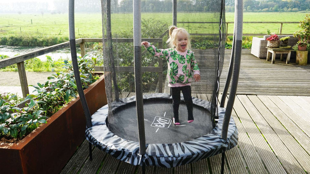 Trampolina ogrodowa Tiggy junior z siatką zabezpieczającą 140 cm czarno-szara