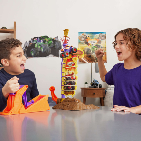 Monster Jam truck El Toro Loco Big Air Challenge rampa, wyrzutnia i pojazd