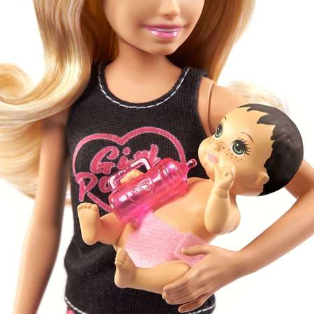 Barbie Opiekunka w blond włosach z niemowlakiem