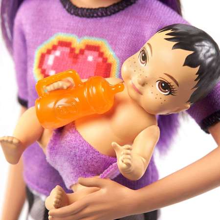 Barbie Opiekunka w brązowych włosach z niemowlakiem